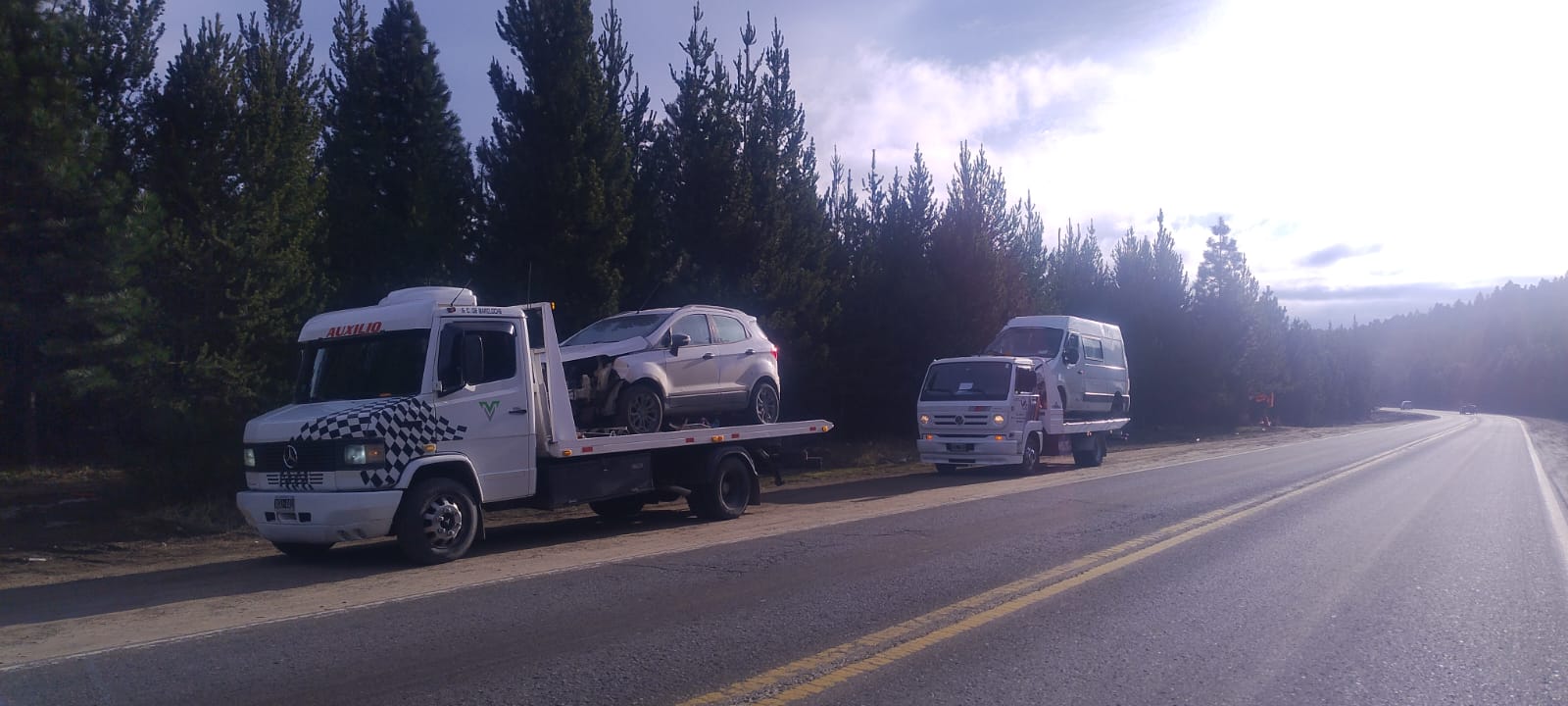 Camión plancha de Volk Auxilios trasladando un vehículo siniestrado