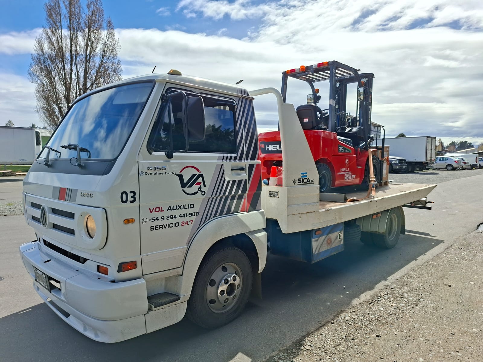 Plancha Volk Auxilios 03 trasladando un autoelevador